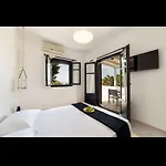 Pela Aparthotel Alikí