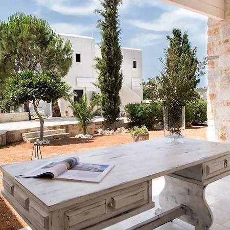Pela Aparthotel 2*